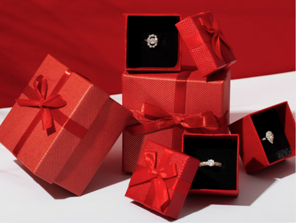 Top Christmas Jewellery Gifts for Her: Diamonds and Beyond