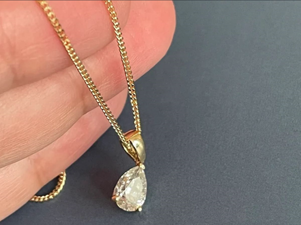 A Touch of Luxury: Why a Diamond Necklace is the Ultimate Christmas Gift for Her